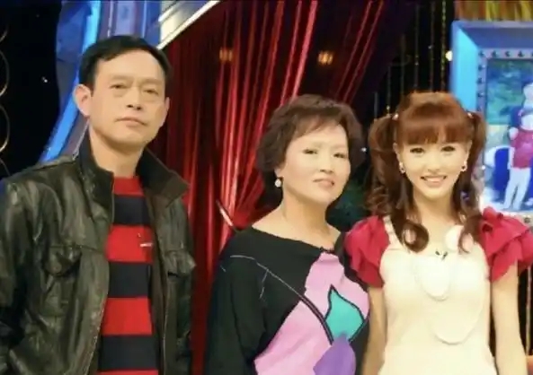 罗晋父亲追悼会！唐嫣父亲疑似现身，穿黑衣神色肃穆，明道也去了