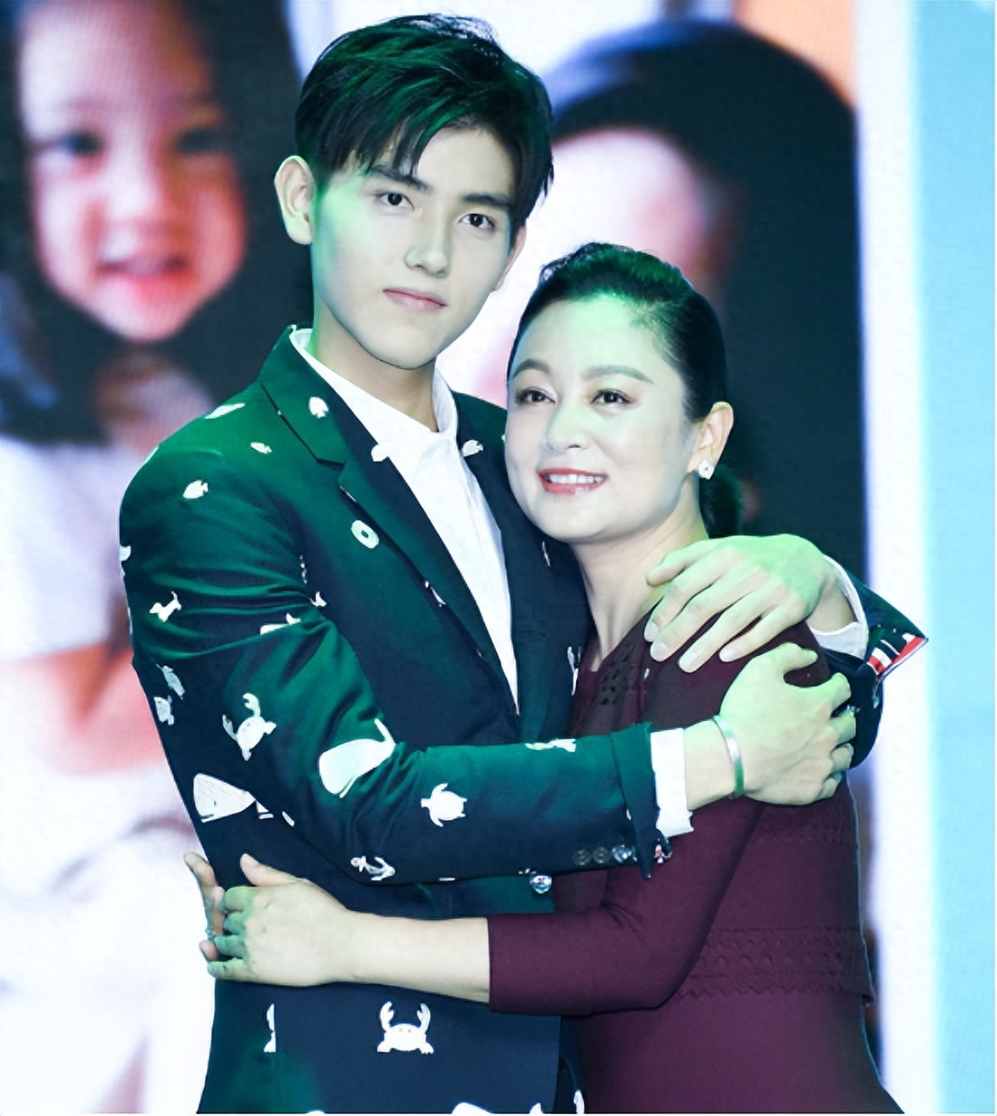 陈飞宇主持金鸡奖，2年前还在“闯祸”的儿子，能为陈凯歌争光了