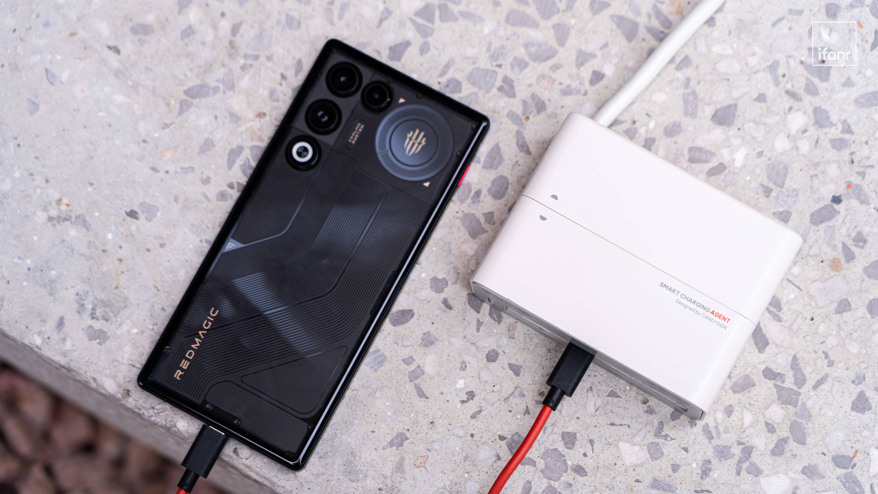 紅魔 11 Air 體驗：風扇和透明后蓋回歸，電競手機的 Air 款