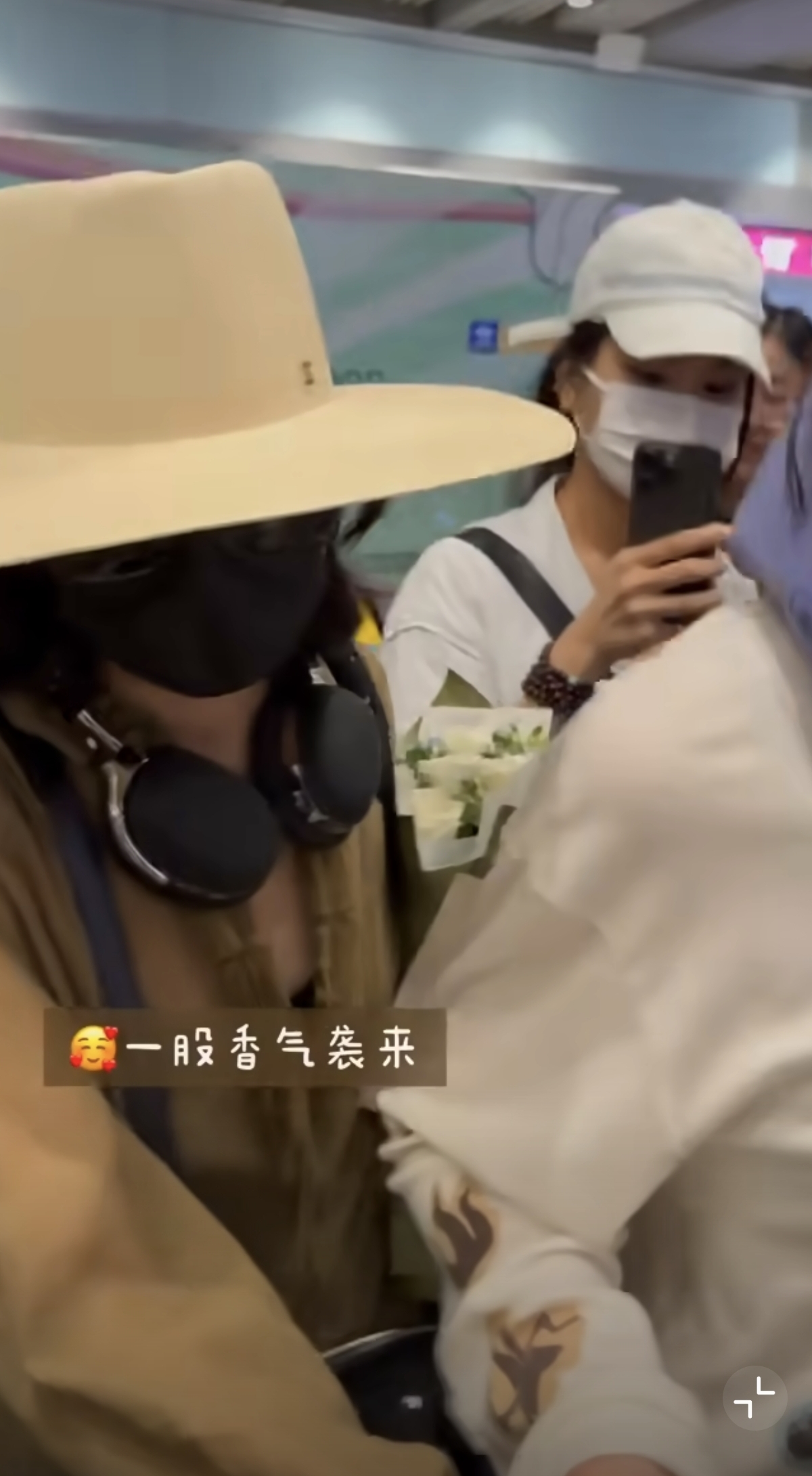 辛芷蕾获奖回国现身机场，身上挂一堆东西，该说不说这身穿搭好酷