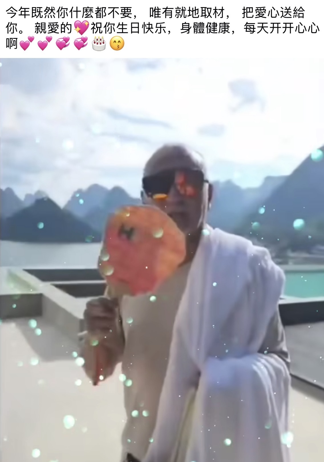 吴岱融低调过66岁生日，剃光头胡子全白状态真实，与妻子进山生活