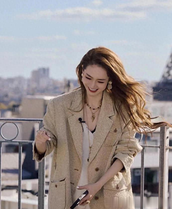 戚薇私服造型真时髦!穿西装+白色长裙,减龄又高级!