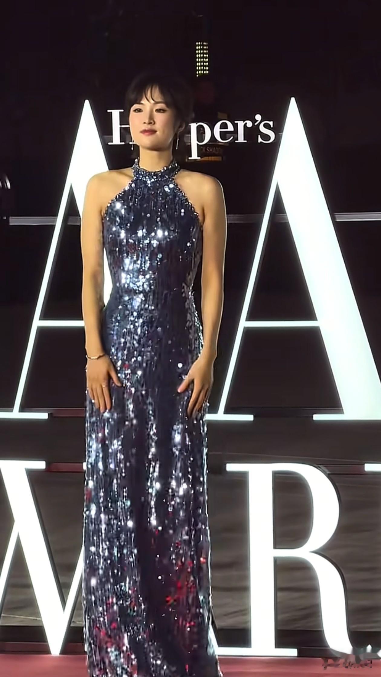 姚安娜现身活动:短发+蓝色亮片裙,气场全开,网友直呼像巩俐