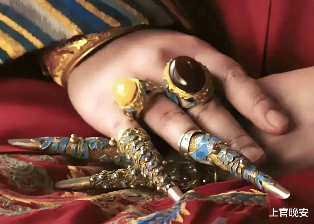 被丑手指拖累的6位明星，长了一张好看的脸，但伸出手能把人笑死