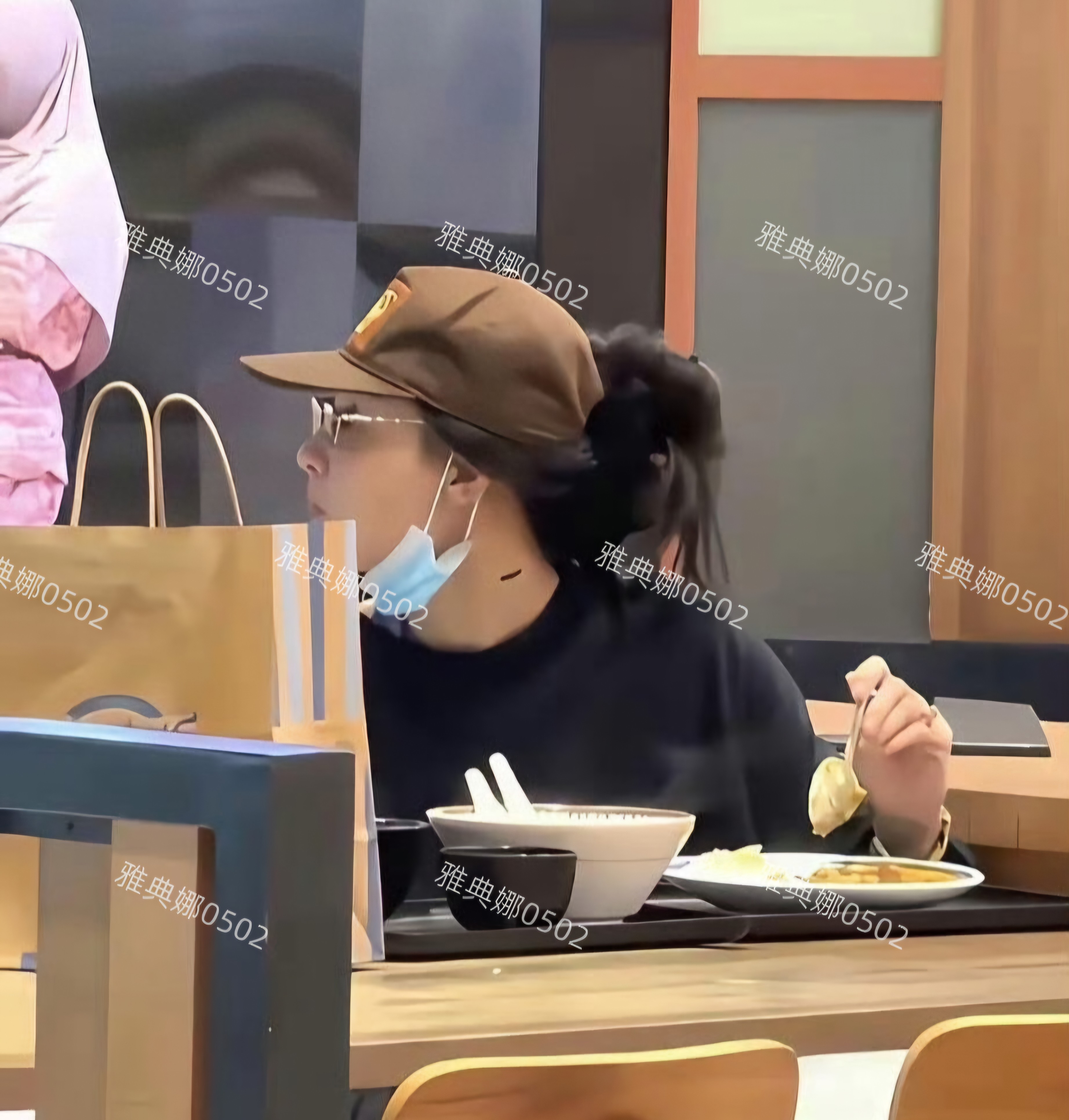 樟宜机场偶遇张柏芝独自一人吃咖喱饭，素颜也答应粉丝合影没架子