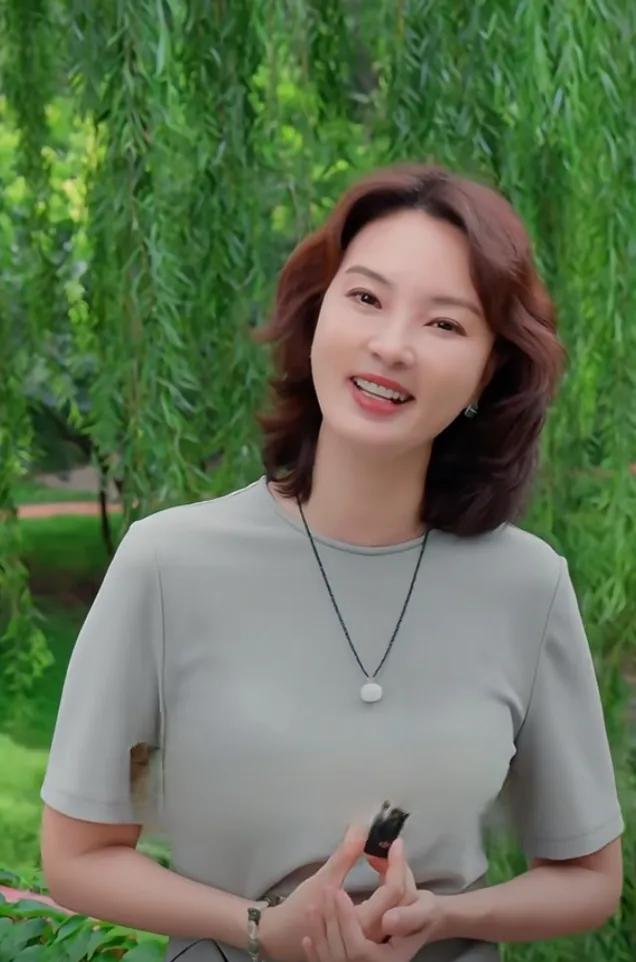 刘芳菲分享白露节气，身着浅灰色裙装搭配精致项链，尽显优雅气质