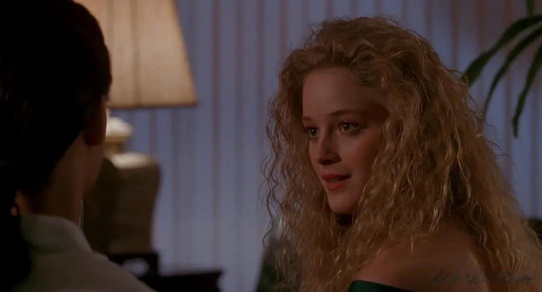 美国知名女明星，身材火爆长相甜美，粪便满屋遭房东起诉