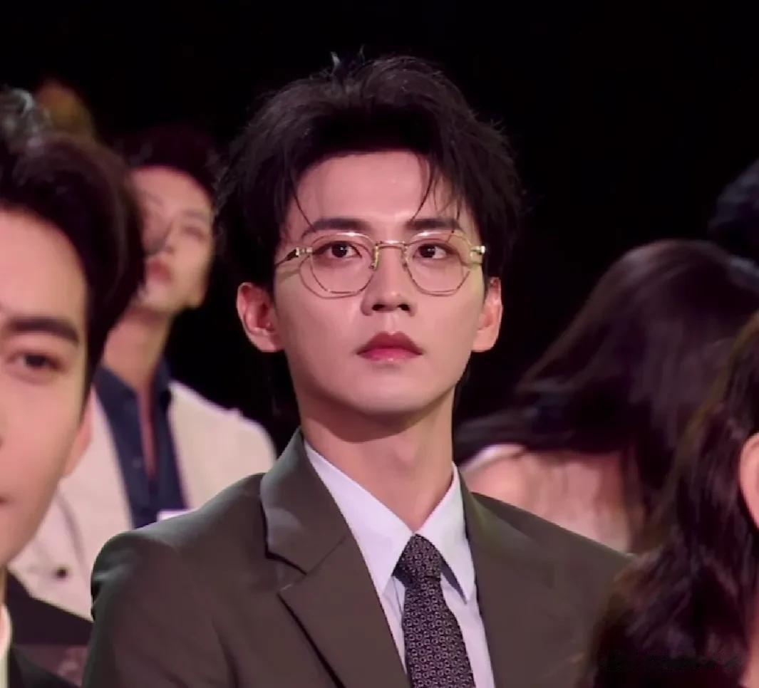 吴磊领奖镜头切赵露思，鞠婧祎脸僵像假人，星光大赏看点全在台下