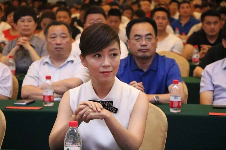 美女主持守护《梨园春》26年，如今潇洒转身，51岁不显老仍是单身