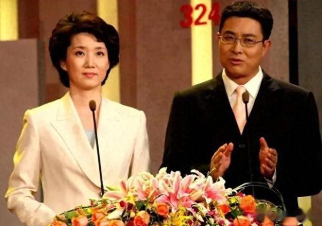 62岁李修平近照罕见曝光，退休后美到认不出，与屏幕前判若两人！