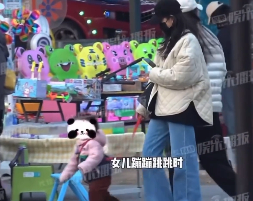 王鸥带两岁女儿公园荡秋千,带娃显生疏,妈妈随行不满她总看手机