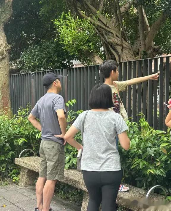 庾澄庆张嘉欣再婚九年，接爱女放学