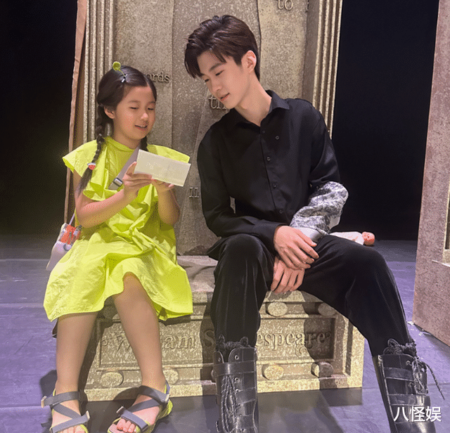 张亮晒父女合照，首公开女儿大名，天天兄妹除了个高长得都很一般