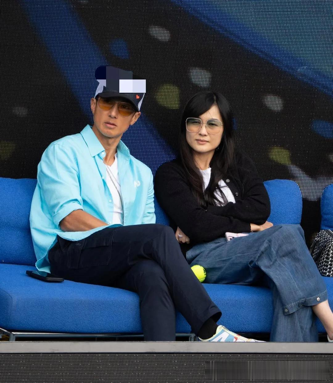 46岁吴尊和老婆林丽吟澳大利亚看网球比赛，夫妻俩坐在VIP观众席