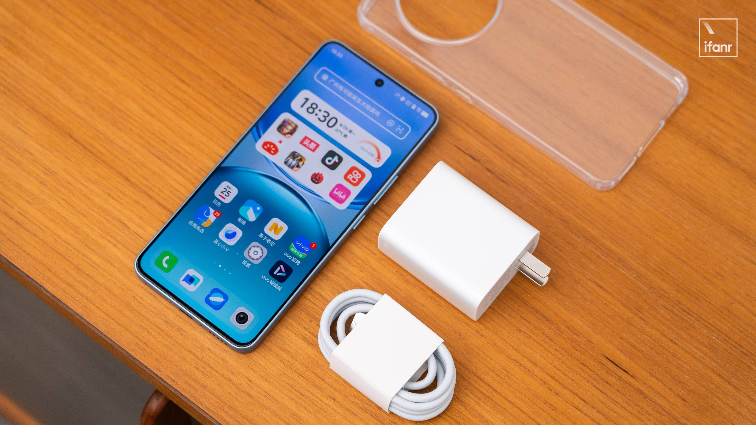 金標充電寶，帶手機功能 | vivo Y500 上手體驗