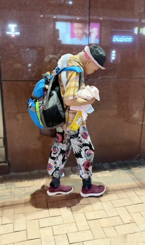 周润发姐姐现身街头,身材消瘦走路一瘸一拐,晚年无儿女好凄凉