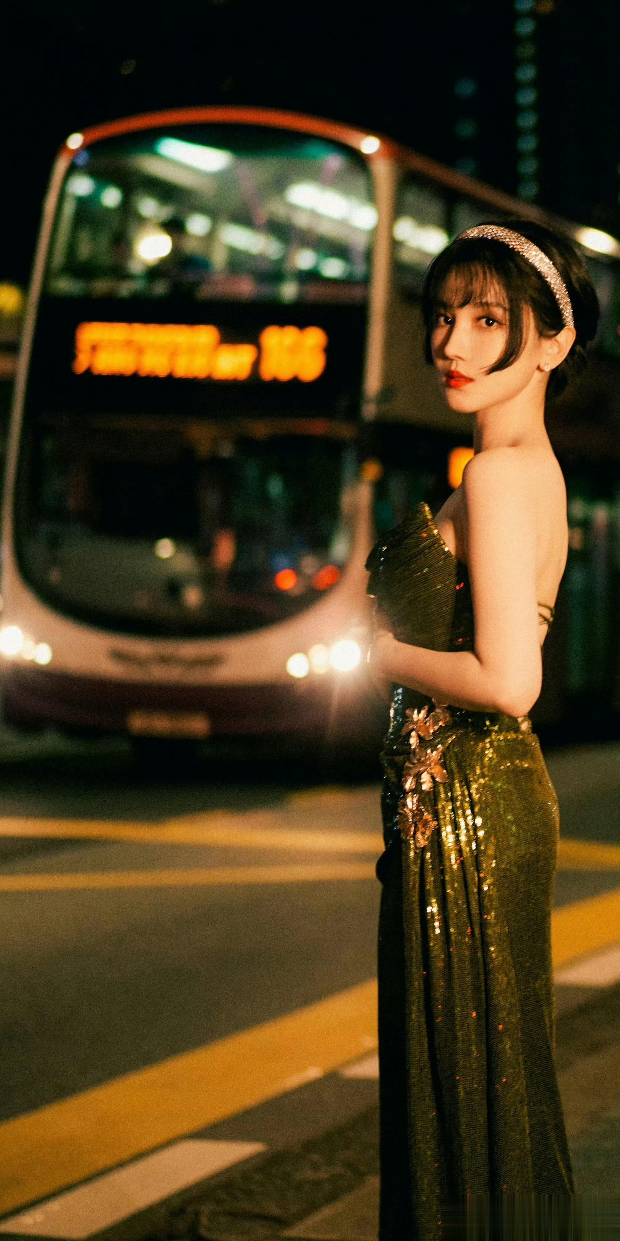 陈小纭墨绿亮片裙配闪钻发箍,夜街氛围感造型美到失语