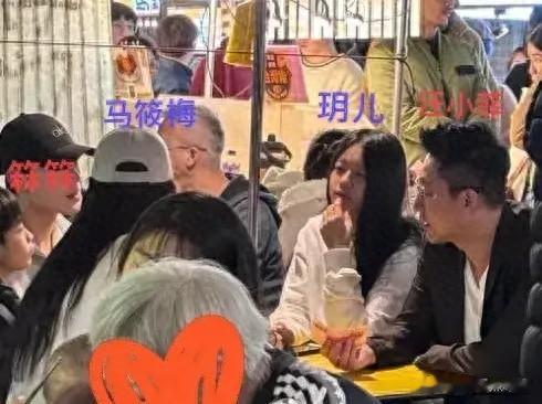 玥儿正脸像爸，鼻梁高挺单眼皮，托腮动作像极了当年大s