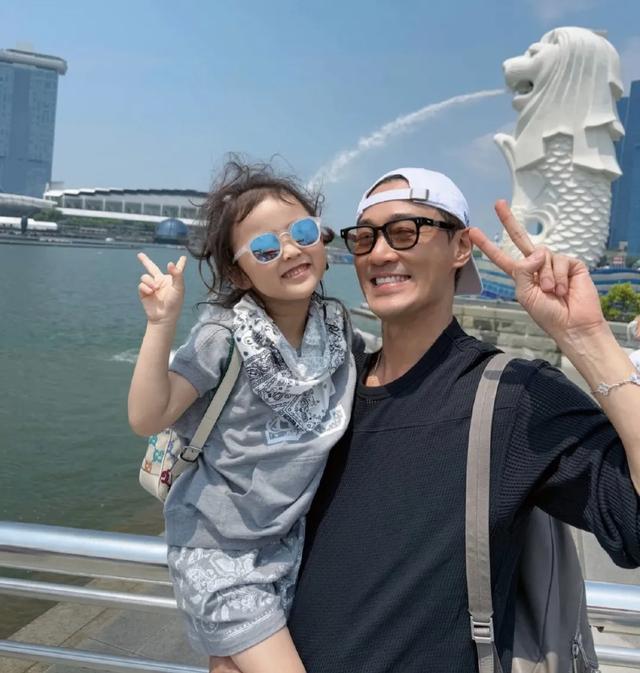 林峯和家人到新加坡度假,张馨月留一头银发,穿衣打扮终于不土了