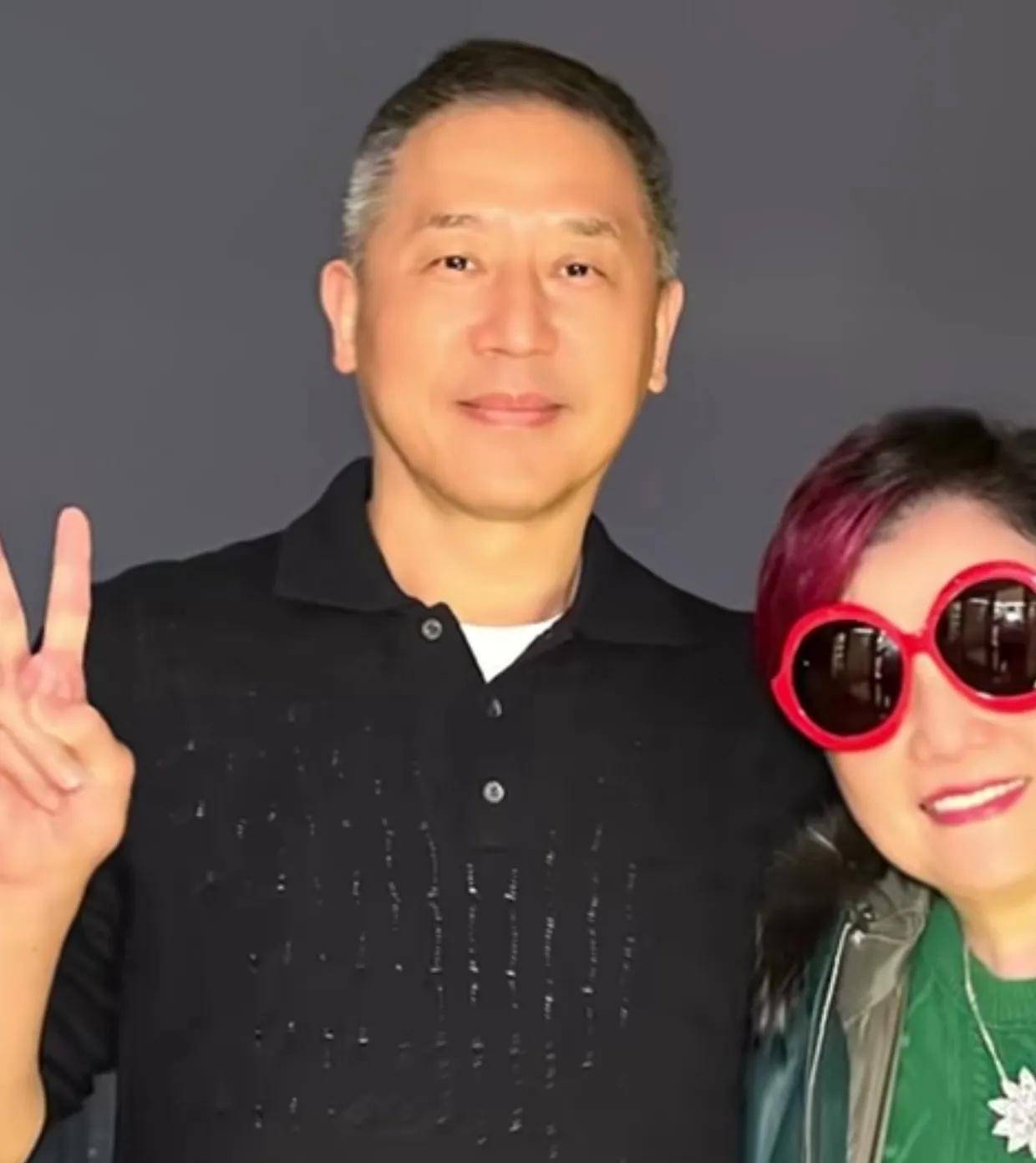 唐鹤德忌日发文引风波，深情悼念与恋情传闻，进退两难情何堪？