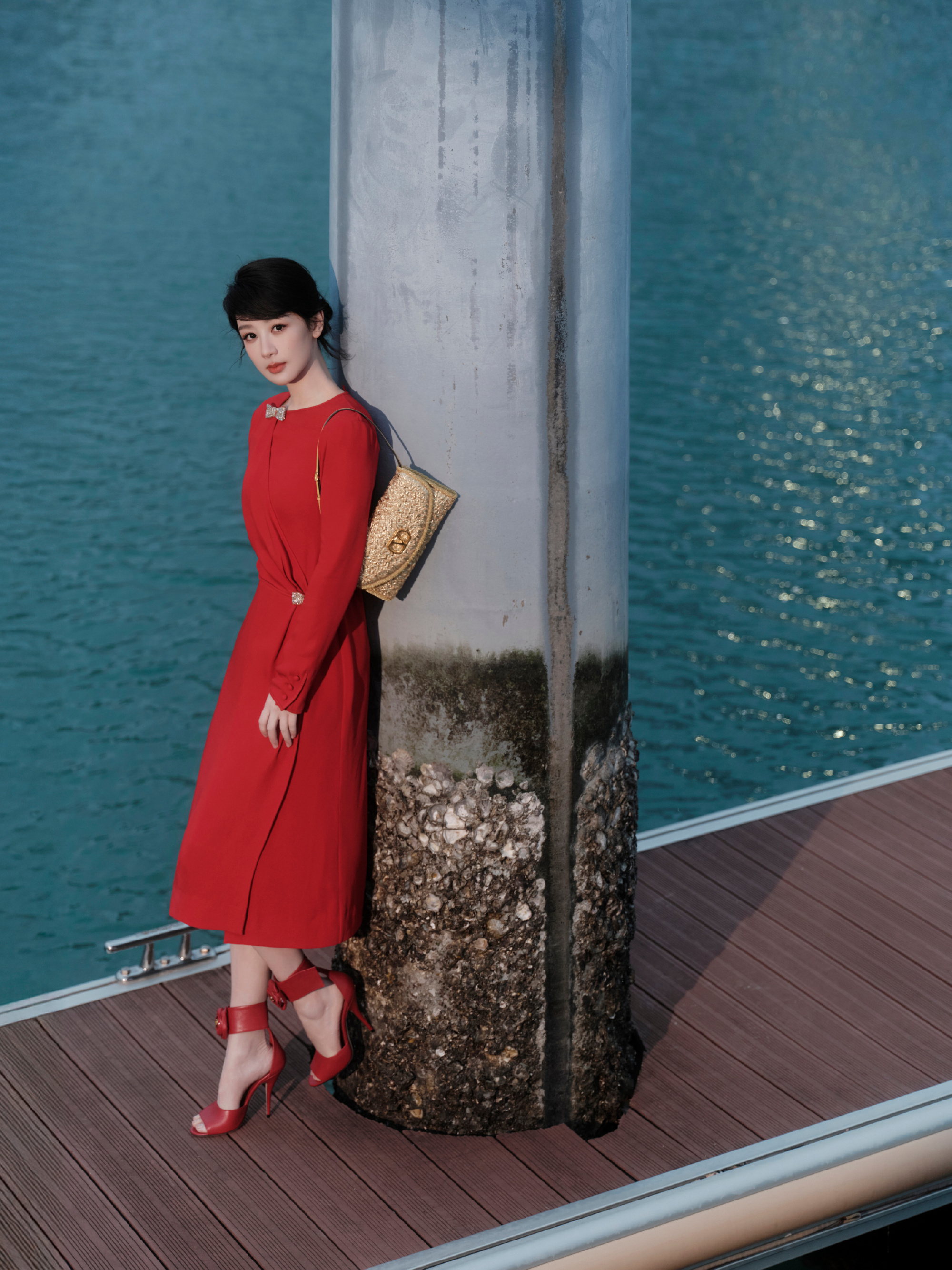 《杨紫红裙登场，瞬间点燃时尚火焰》