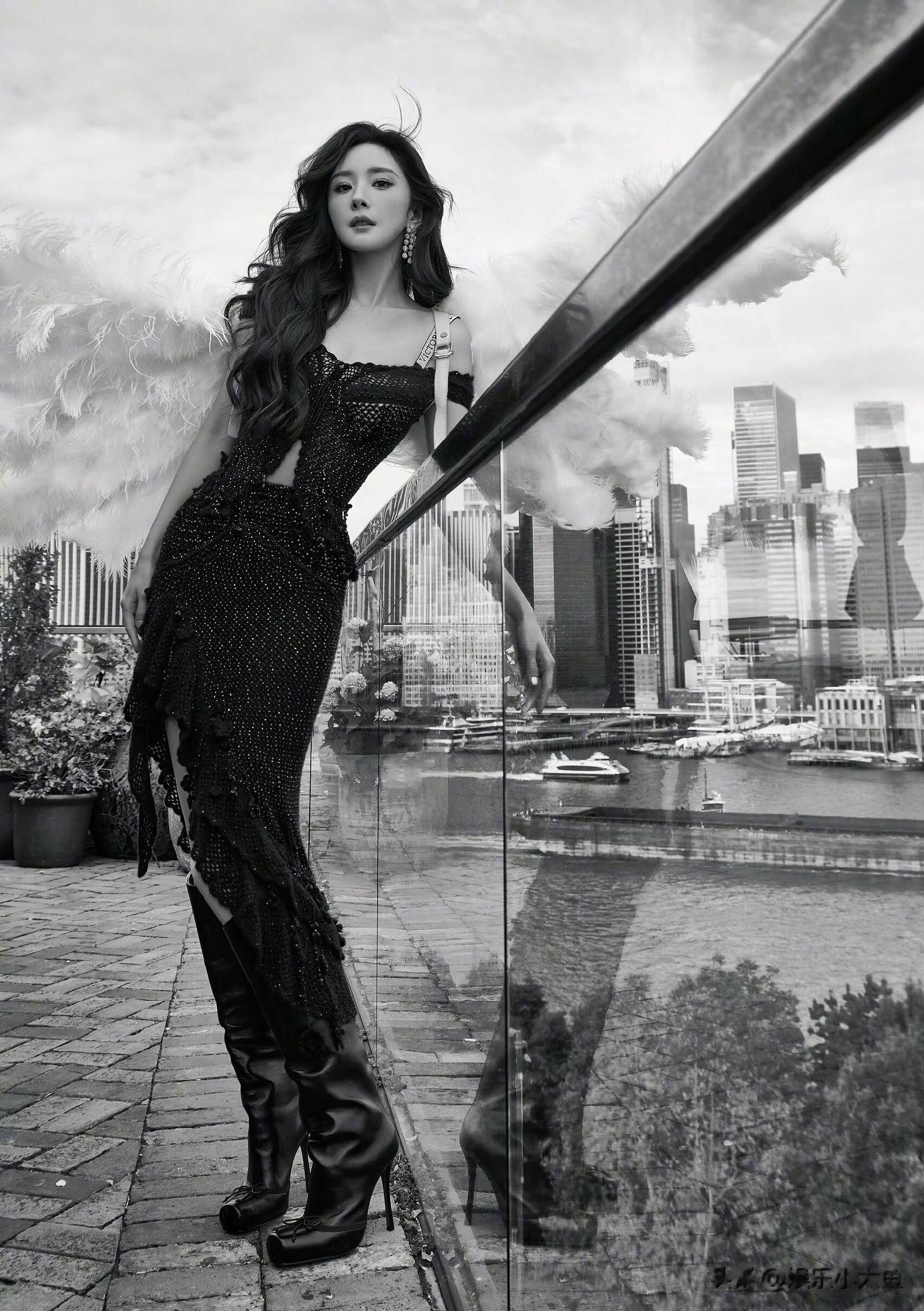 杨幂亮相维密大秀，黑色镂空裙装搭配长筒皮靴，冷艳飒爽女王范