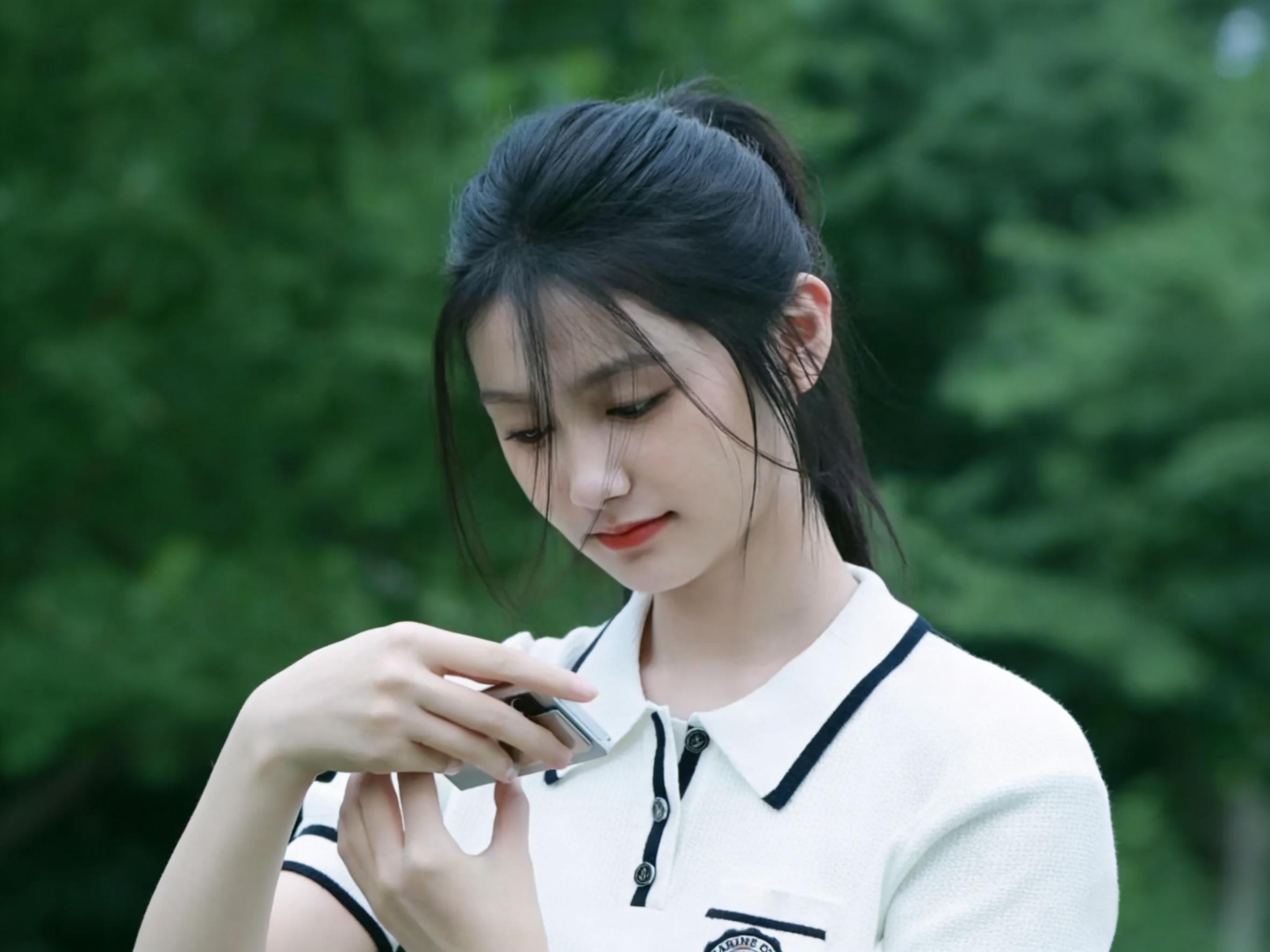 17岁张籽沐校服照刷屏！这少女感绝了，谁看谁迷糊