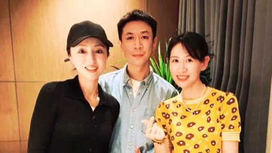 董璇携家人参加聚会，和张维伊合影姿势引怀孕猜想，酒窝手臂受伤