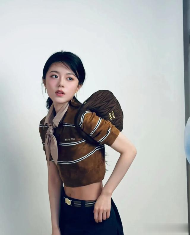 赵今麦MiuMiu最新大片，又凶又萌，就是身材太瘦了