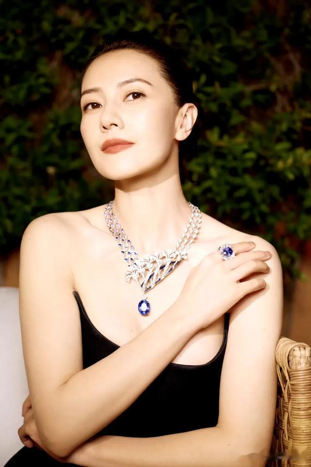 高圆圆线下品牌活动,仅凭浑然天成的气质就能美得让人如沐春风!