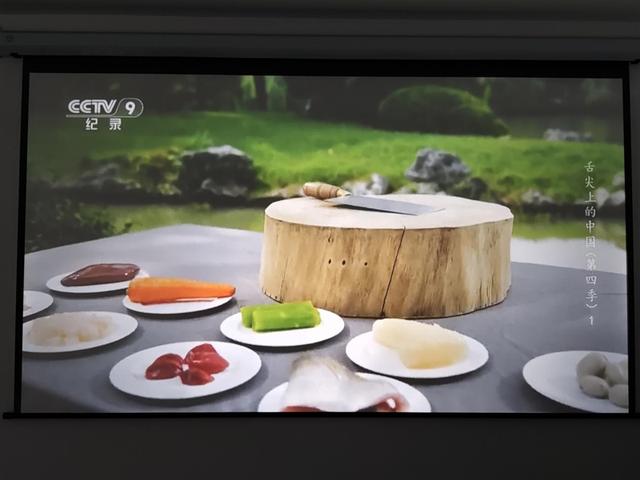 Z世代租房党的快乐密码!哈趣H3评测:年轻人买得起的百元投影仪