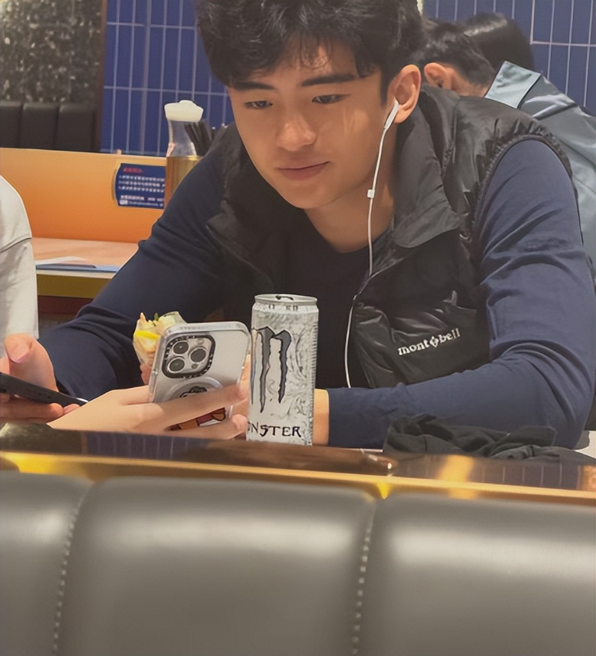 谢霆锋大儿子现身深圳餐厅！被路人拍多张高清照，网友：像藏族人