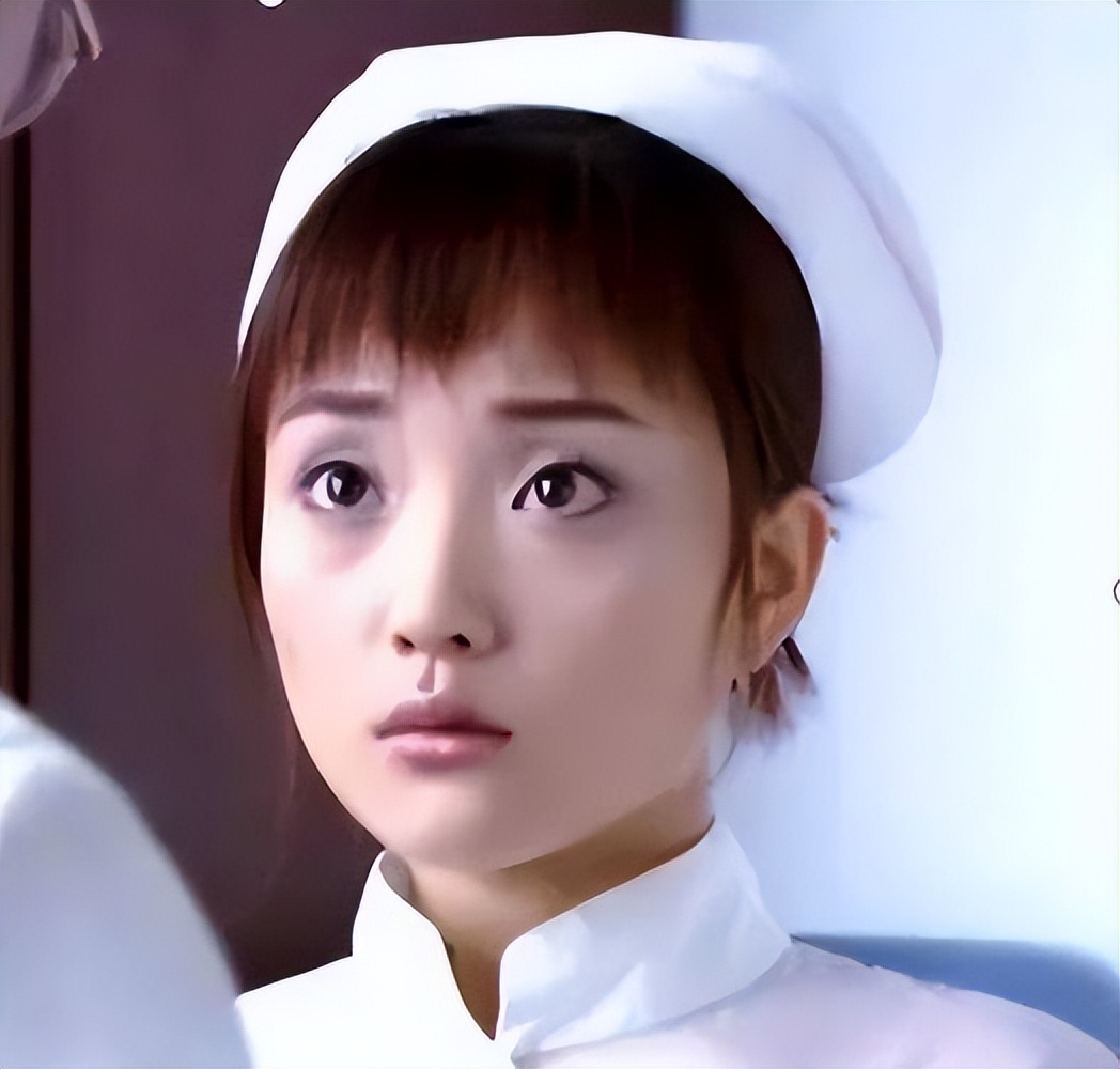 大理偶遇李小璐，戴网兜帽像“病号服”，长这么漂亮不会搭可惜了