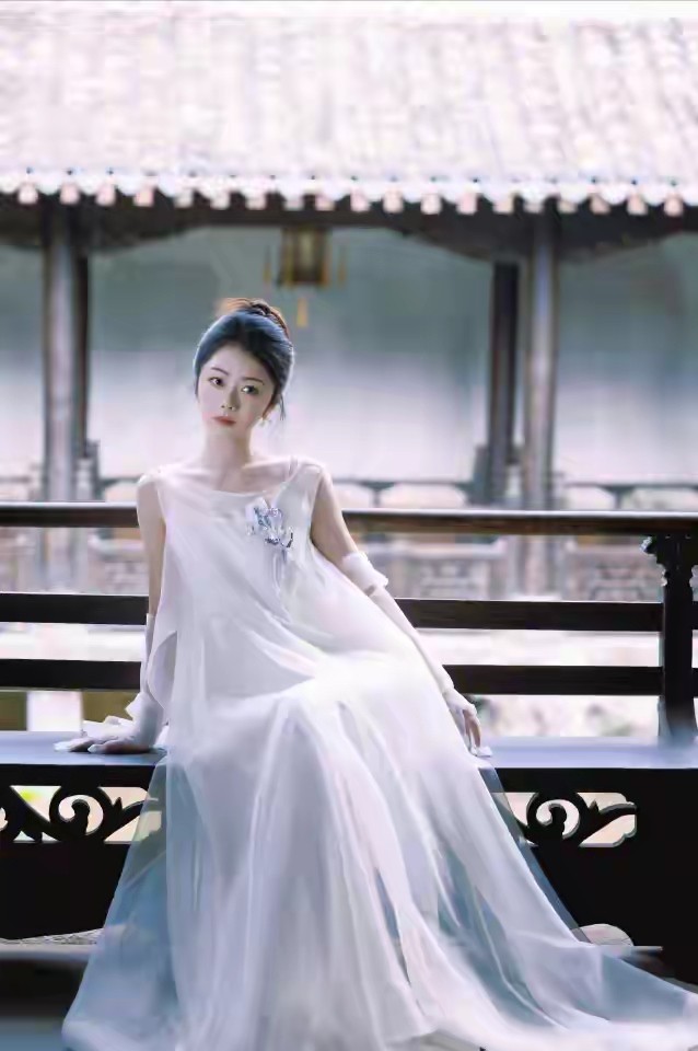 母亲离世多年后，35岁的国民闺女谭松韵，早已走上的另一条道路