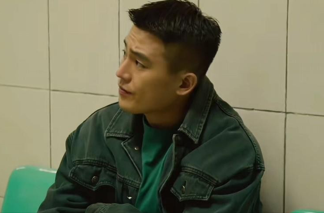 不合适就别硬演刑警!何冰搭档新人成“灾难现场”,苦瓜脸太出戏