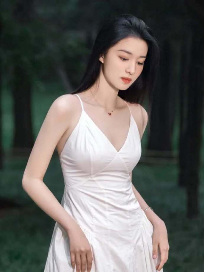 王楚然的白色穿搭美疯了，完全长在审美点上！ ???