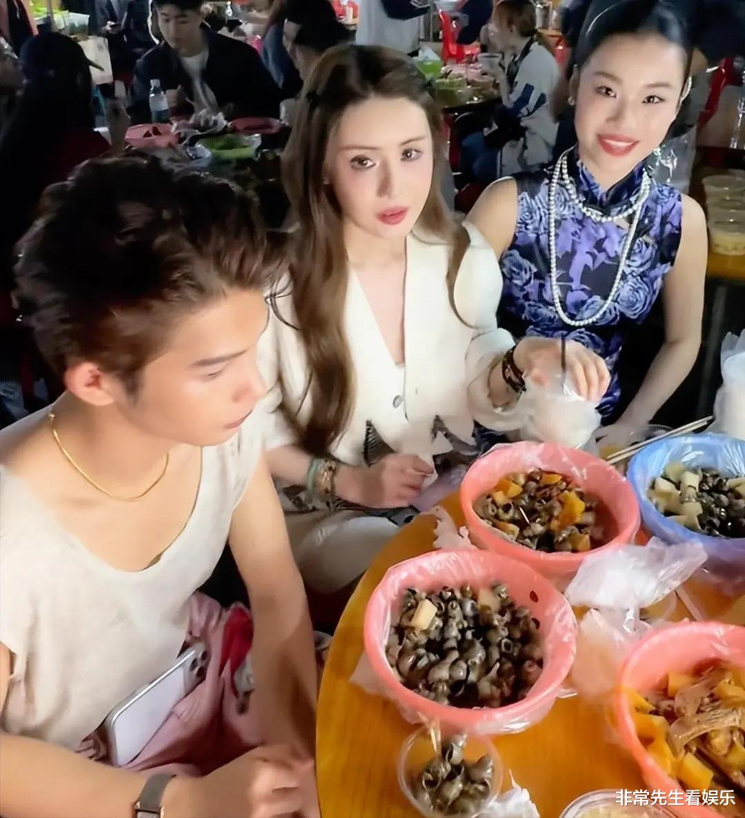 韦雪现身炮龙节,宣传家乡文化,没有直播间精致,像发福的姜贞羽