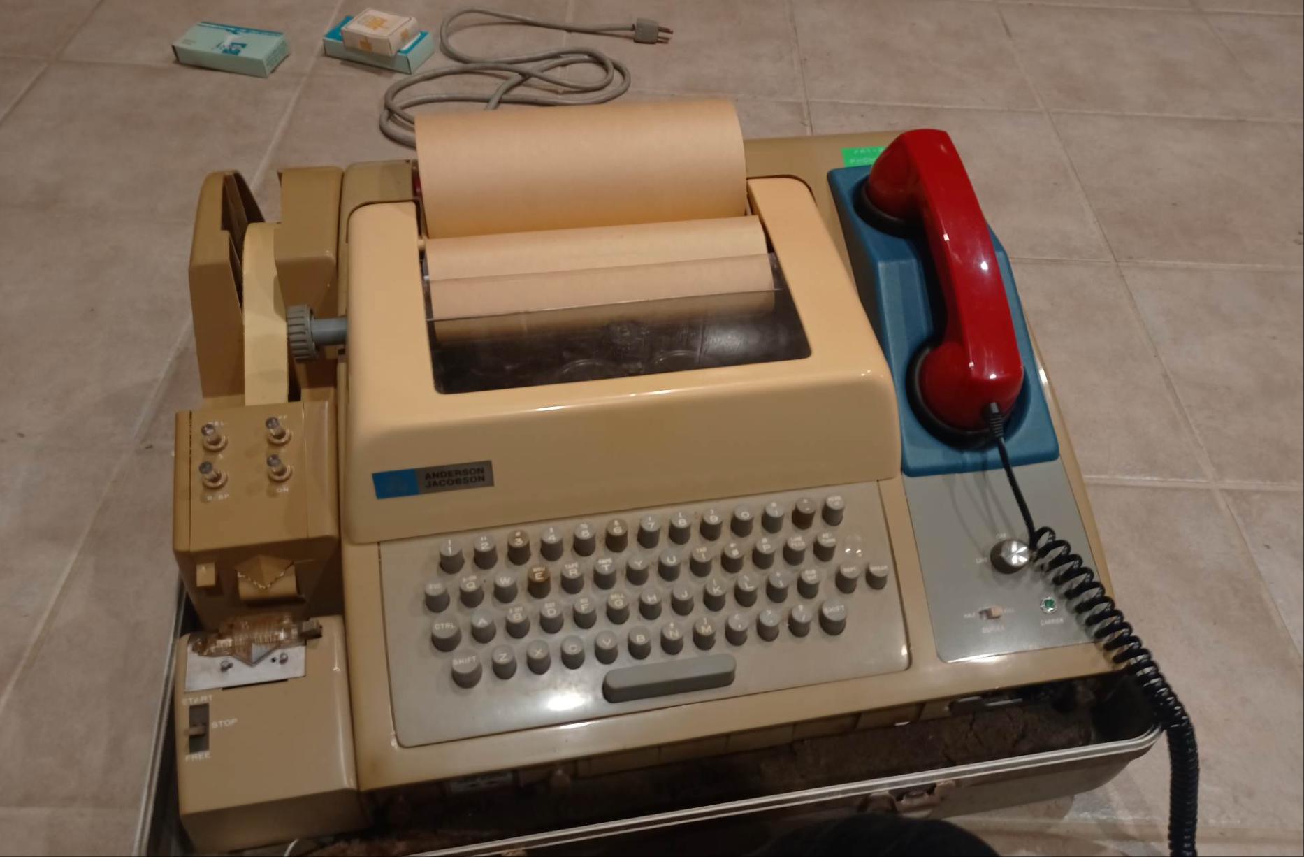 拨号上网尘封往事:当三个聋哑人,向巨头发起革命