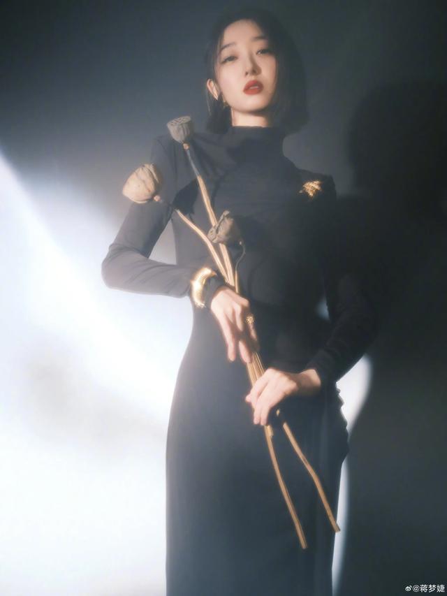 蒋梦婕黑色连衣裙，典雅大方，知性妩媚