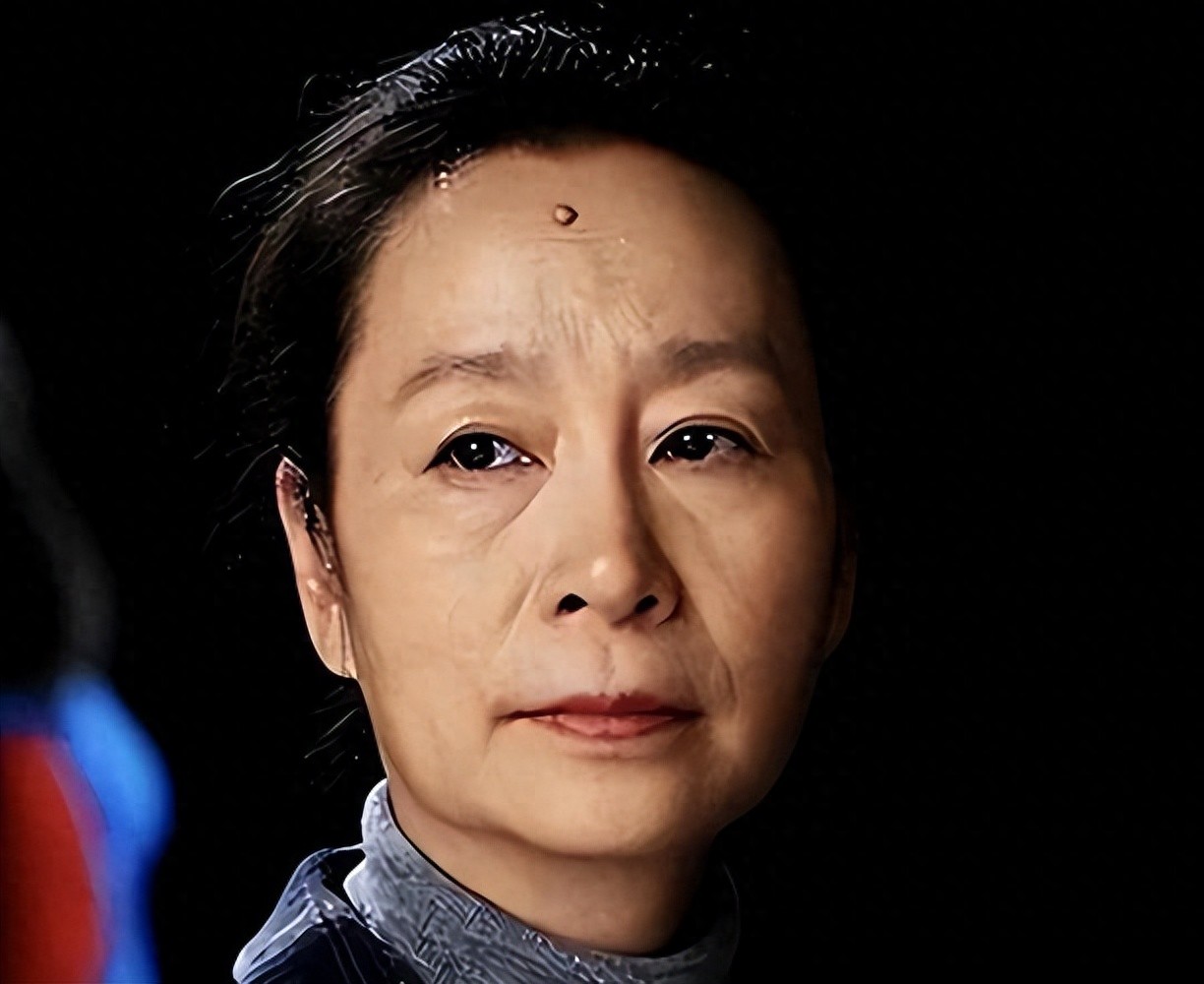 孩子父亲真相大白仅1月后，奚美娟低调露面，手足无措，落寞呆坐