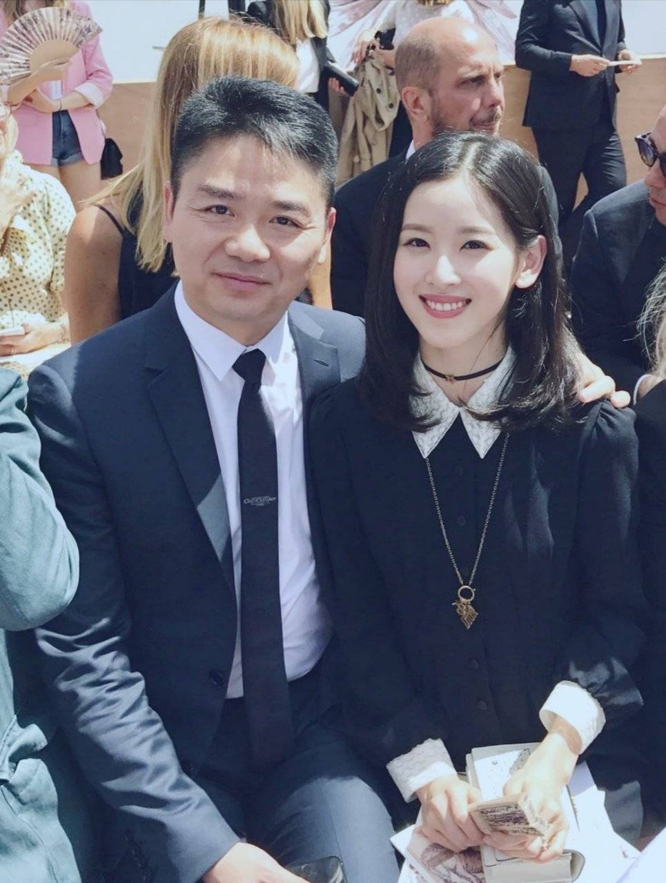 刘强东夫妇参加APEC峰会，女方穿四万外套气场十足，男方全程服侍