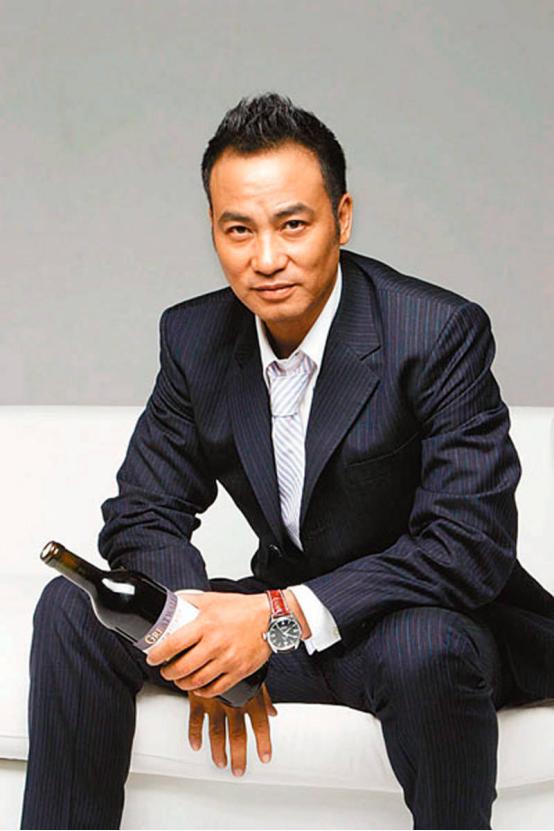 突发!70岁香港知名男星发生意外,被地毯绊倒,连转两圈眼镜摔飞