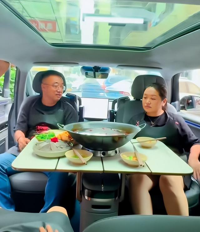 李斌车展“后备箱钓鱼”引全网怒怼:是创意破圈,还是特权挑衅?