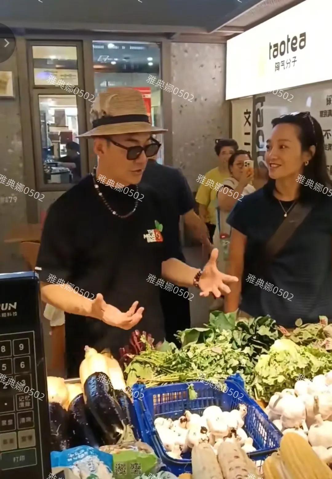 杭州文二菜场偶遇任贤齐和朱丹录综艺，快60岁的任贤齐本人好年轻