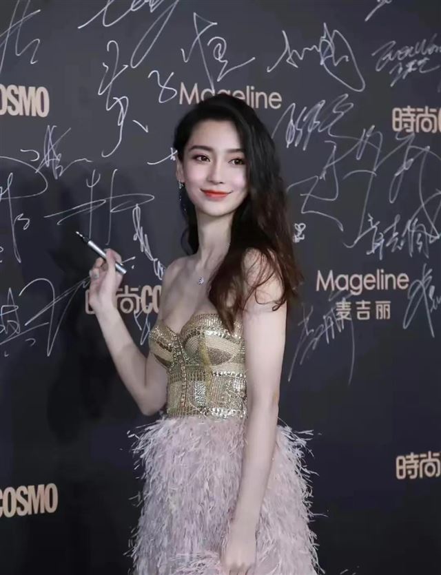 36岁Angelababy又出神图，建模脸全网封神，状态力压00后小花。