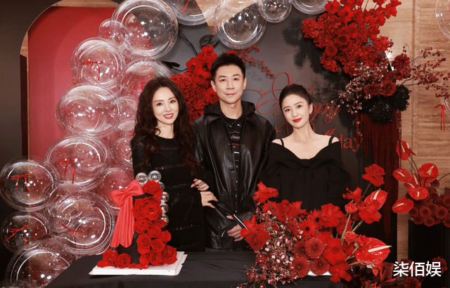 董璇携家人参加聚会，和张维伊合影姿势引怀孕猜想，酒窝手臂受伤