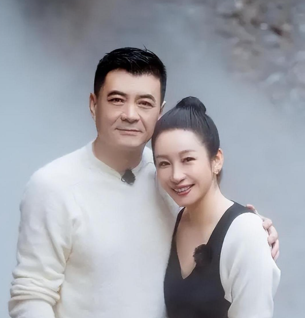 54岁王新军,曾被传婚内出轨,现状幸福却又透露着一些“心酸”