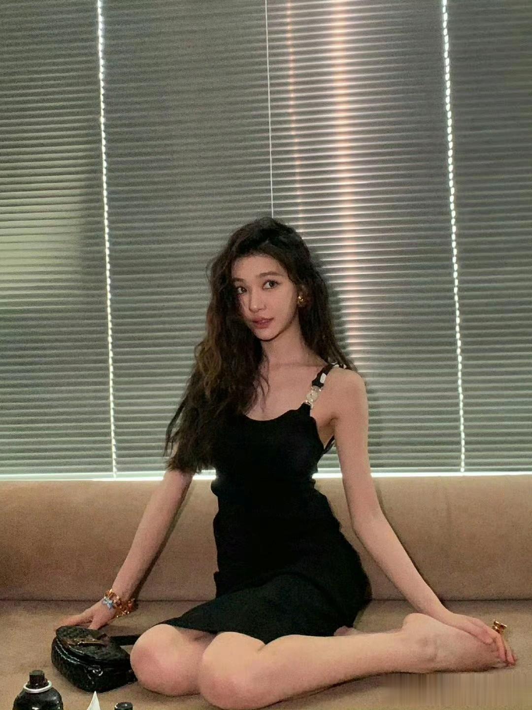 易梦玲黑裙卷发氛围感拉满，慵懒又高级的时尚大片太绝了