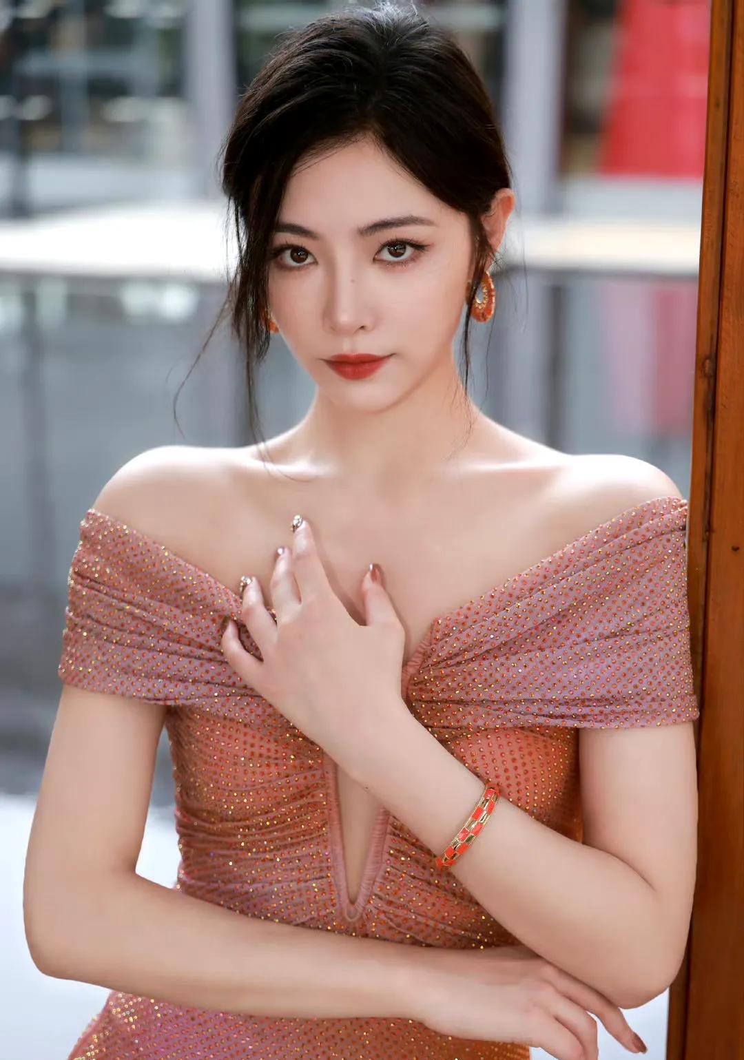 魅力红唇,闪耀礼服,都市时尚女郎