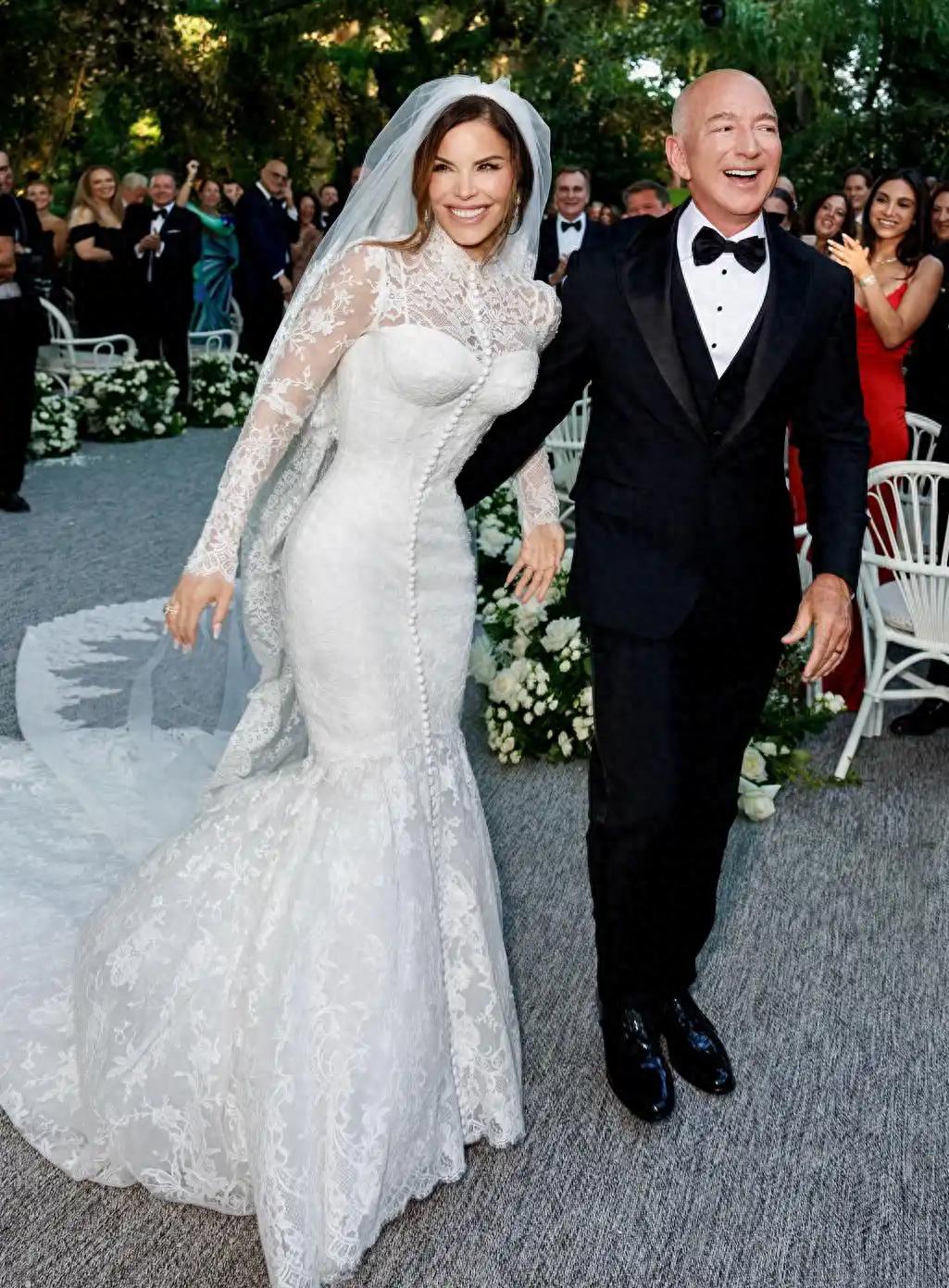 前首富贝索斯老婆嫁豪门半年能量爆棚！手拎黄金爱马仕全球度蜜月